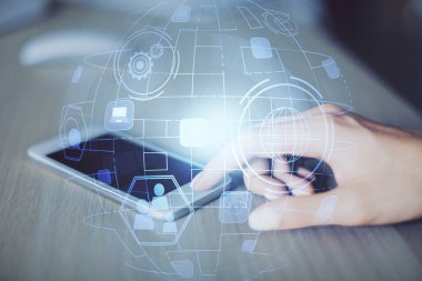 Sosyal ağda çifte pozlama hologram ve cep telefonu kullanan bir kadın..