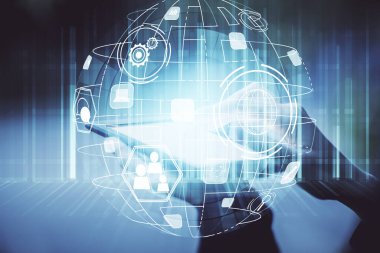 Sosyal ağda çifte pozlama hologram ve cep telefonu kullanan bir kadın..