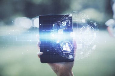 Sosyal ağda çifte pozlama hologram ve cep telefonu kullanan bir kadın..