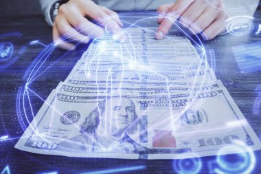 Eğitim temasının çoklu pozlandırılması hologram, Amerikan doları banknotları ve insan eli.