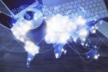 Masaüstü üzerinde telefon ile iş temalı hologramın çifte pozlandırılması. Üst Manzara. Mobil uluslararası ticaret bağlantısı kavramı.