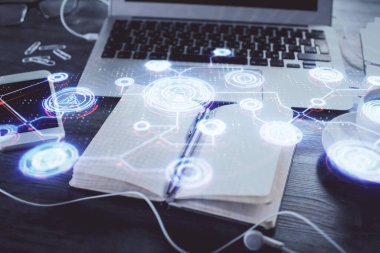 Sosyal ağ temalı çizimlerin ve açık defter arkaplanı olan masanın çifte pozlandırılması. İnsanlarla bağlantı kavramı