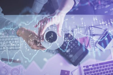 Birlikte çalışan kadın ve erkeğin çifte pozu ve finansal grafik hologramı çizimi. Pazar analizi konsepti. Bilgisayar arkaplanı. Üst Görünüm.