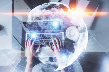 Bilgisayar ve finansal temalı hologram çizimleri üzerinde çalışan kadın elleri çift pozlama. Üst Manzara. İş konsepti.