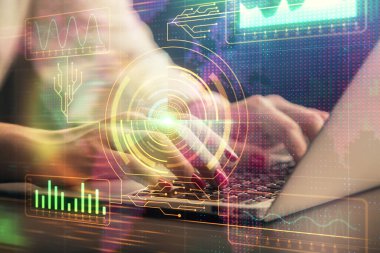 Bilgisayar ve veri temalı hologram çizimleri üzerinde çalışan kadın ellerine çok fazla maruz kalma. Teknoloji kavramı.