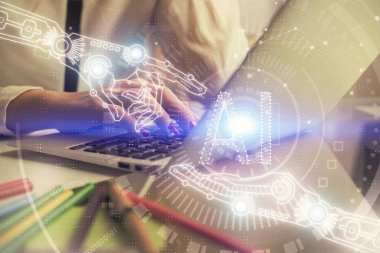 Bilgisayar ve veri temalı hologram çizimleri üzerinde çalışan kadın ellerine çok fazla maruz kalma. Teknoloji kavramı.