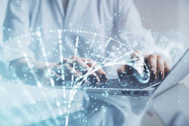 Bilgisayarda yazı yazan ve DNA hologramı çizen bir kadının ellerine iki kez maruz kalmış. Tıp eğitimi kavramı.