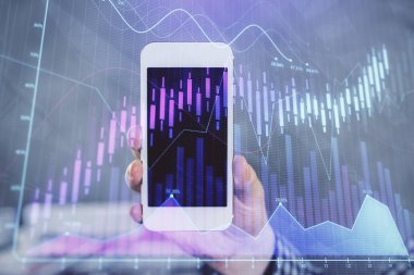 Erkeklerin el ele tutuşup dijital bir cihaz ve ön grafik çizimi kullanırken çift pozlama. Finansal piyasa kavramı.