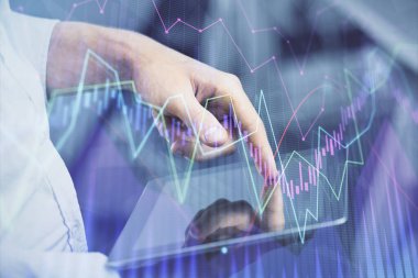 Erkeklerin el ele tutuşup dijital bir cihaz ve ön grafik çizimi kullanırken çift pozlama. Finansal piyasa kavramı.