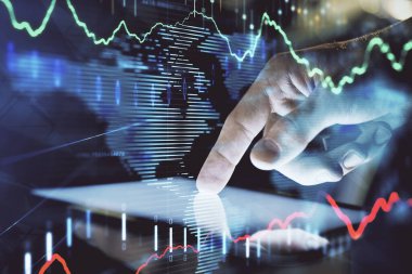 Erkeklerin el ele tutuşup dijital bir cihaz ve ön grafik çizimi kullanırken çift pozlama. Finansal piyasa kavramı.