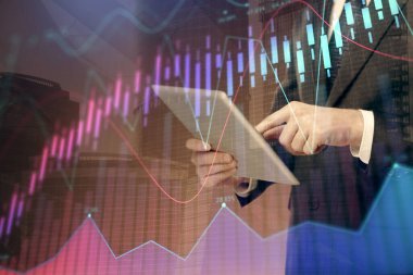 Erkeklerin el ele tutuşup dijital bir cihaz ve ön grafik çizimi kullanırken çift pozlama. Finansal piyasa kavramı.