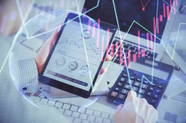 Erkeklerin el ele tutuşup dijital bir cihaz ve ön grafik çizimi kullanırken çift pozlama. Finansal piyasa kavramı.