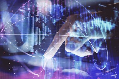 Erkeklerin el ele tutuşup telefon kullanırken ve uluslararası iş teması çizerken çift pozlama.