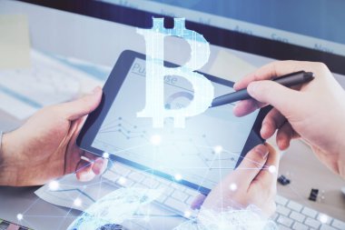 Erkeklerin el ele tutuşmalarının ve telefon ve kripto para birimi engelleme teması çiziminin iki kez görüntülenmesi.