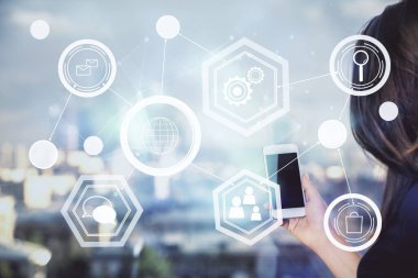 Sosyal ağda çifte pozlama hologram ve cep telefonu kullanan bir kadın..