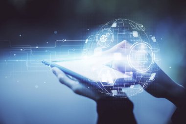 Sosyal ağda çifte pozlama hologram ve cep telefonu kullanan bir kadın..