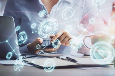 Sosyal ağda çifte pozlama hologram ve cep telefonu kullanan bir kadın..