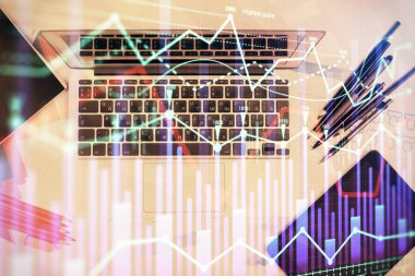 Forx grafiğinin bilgisayar ile masa arkaplanının üzerine çizimi. Finansal araştırma ve analiz kavramı. Üst görünüm.