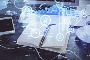 Sosyal ağ temalı çizimlerin ve açık defter arkaplanı olan masanın çifte pozlandırılması. İnsanlarla bağlantı kavramı