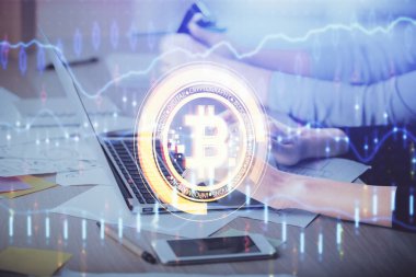 Bilgisayarda ve kripto piyasa temalı hologram çizimlerinde kadın elinin çifte pozu. Engelleme zinciri kavramı.