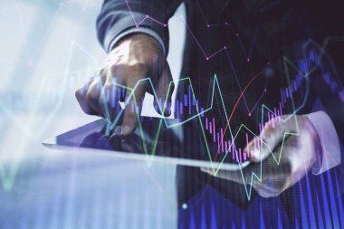 Erkeklerin el ele tutuşup dijital bir cihaz ve ön grafik çizimi kullanırken çift pozlama. Finansal piyasa kavramı.