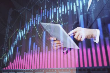 Erkeklerin el ele tutuşup dijital bir cihaz ve ön grafik çizimi kullanırken çift pozlama. Finansal piyasa kavramı.