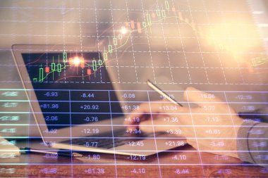 Erkeklerin el ele tutuşup dijital bir cihaz ve ön grafik çizimi kullanırken çift pozlama. Finansal piyasa kavramı.