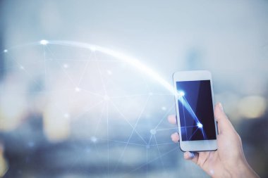 Sosyal ağda çifte pozlama hologram ve cep telefonu kullanan bir kadın..