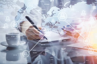 Sosyal ağda çifte pozlama hologram ve cep telefonu kullanan bir kadın..