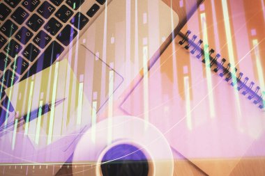 Borsa grafiği ve masa arkasındaki en üst görünüm bilgisayarı. Çifte maruziyet. Finansal eğitim kavramı.