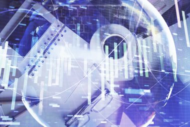 Masaüstü üzerinde telefon ile iş temalı hologramın çifte pozlandırılması. Üst Manzara. Mobil uluslararası ticaret bağlantısı kavramı.