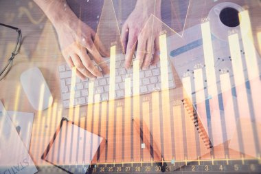 Erkeklerin ellerinin bilgisayar klavyesini ve forx grafik hologramını yazarken çoklu pozlama. Üst Manzara. Finans piyasası kavramı.