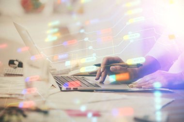 Bilgisayar ve veri temalı hologram çizimlerinde çalışan kadın elleri çift pozlama. Teknoloji kavramı.