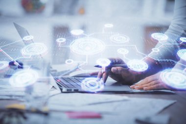 Kadın elinin bilgisayar ve sosyal ağ temalı hologram çizimlerinde çifte pozlama. Halk medyası kavramı.