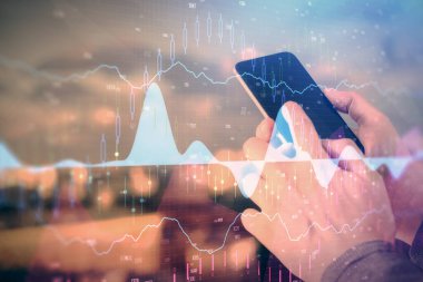 Erkeklerin el ele tutuşup dijital bir cihaz ve ön grafik çizimi kullanırken çift pozlama. Finansal piyasa kavramı.