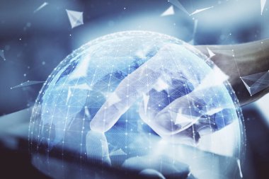 Erkeklerin el ele tutuşup telefon kullanırken ve uluslararası iş teması çizerken çift pozlama.