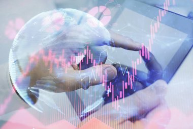 Erkeklerin el ele tutuşup telefon kullanırken ve uluslararası iş teması çizerken çift pozlama.