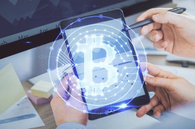 Erkeklerin el ele tutuşmalarının ve telefon ve kripto para birimi engelleme teması çiziminin iki kez görüntülenmesi.