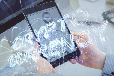 Erkeklerin el ele tutuşmalarının ve telefon ve kripto para birimi engelleme teması çiziminin iki kez görüntülenmesi.