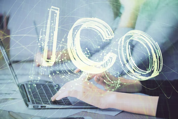 Bilgisayarda ve kripto piyasa temalı hologram çizimlerinde kadın elinin çifte pozu. Engelleme zinciri kavramı.