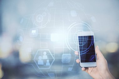 Sosyal ağda çifte pozlama hologram ve cep telefonu kullanan bir kadın..