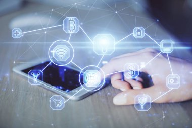 Sosyal ağda çifte pozlama hologram ve cep telefonu kullanan bir kadın..