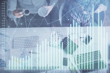 Birlikte çalışan kadın ve erkeğin çifte pozu ve finansal grafik hologramı çizimi. Pazar analizi konsepti. Bilgisayar arkaplanı. Üst Görünüm.