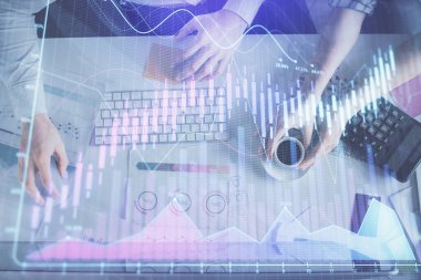 Birlikte çalışan kadın ve erkeğin çifte pozu ve finansal grafik hologramı çizimi. Pazar analizi konsepti. Bilgisayar arkaplanı. Üst Görünüm.