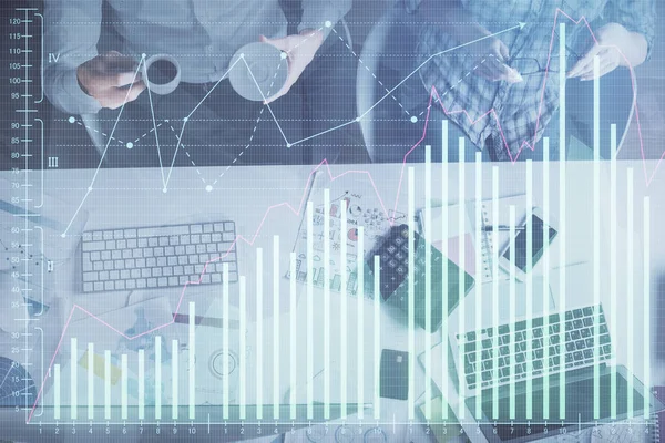 Birlikte çalışan kadın ve erkeğin çifte pozu ve finansal grafik hologramı çizimi. Pazar analizi konsepti. Bilgisayar arkaplanı. Üst Görünüm.