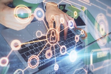 Kadın elinin bilgisayar ve sosyal ağ temalı hologram çizimlerinde çifte pozlama. Halk medyası kavramı.