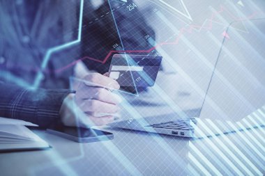 İnternetten alışveriş yapan kadının elinde kredi kartı ve mali grafik çizimi var. Borsa E-ticaret kavramı.