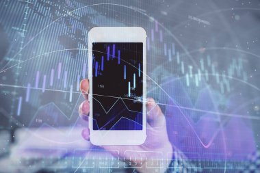 Erkeklerin el ele tutuşup dijital bir cihaz ve ön grafik çizimi kullanırken çift pozlama. Finansal piyasa kavramı.