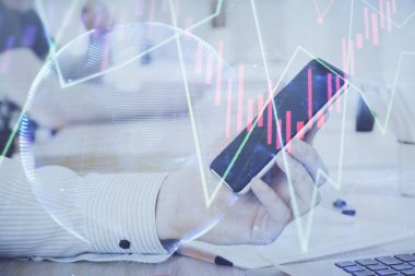 Erkeklerin el ele tutuşup dijital bir cihaz ve ön grafik çizimi kullanırken çift pozlama. Finansal piyasa kavramı.