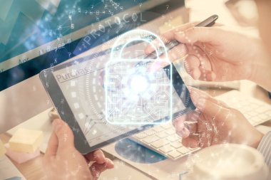 Erkeklerin el ele tutuşup dijital bir cihaz kullanırken ve kilit çizerken birden fazla pozlama. Güvenlik kavramı.